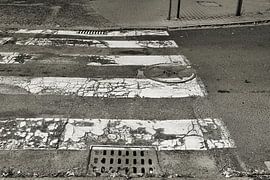 heruntergekommener Zebrastreifen in der Innenstadt von Kolobrzeg in Po von Heiko Kueverling