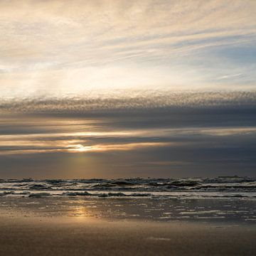 Zonsondergang Noordzeekust Kust Nederland Blauw Kalm 1x1 van Martijn Jebbink Fotografie