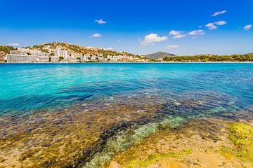 Zeekust bij het strand van Santa Ponca, eiland Mallorca, Spanje van Alex Winter