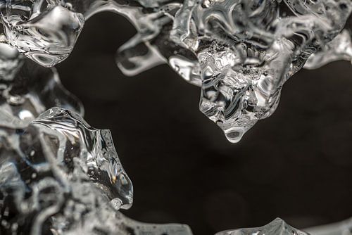 Smeltend ijs in ijssculptuur op het zwarte strand vlakbij het Jokulsarlon meer in IJsland