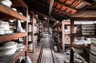Verlaten Keramiek Fabriek. van Roman Robroek - Foto's van Verlaten Gebouwen thumbnail