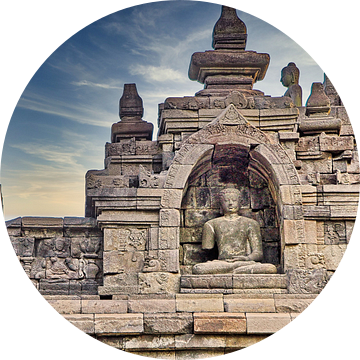 Buddha tussen Reliëfs Borobudur van Eduard Lamping
