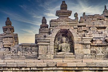 Buddha tussen Reliëfs Borobudur van Eduard Lamping