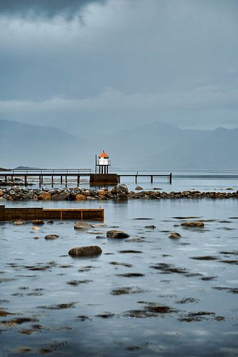 Valderøy veerbootvuurtoren op een regenachtige dag, Noorwegen