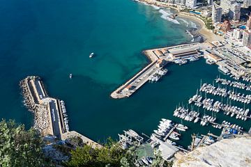 Ausblick auf den Yachthafen und die Küstenstadt Calpe