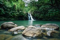 Waterval Hawaii met rotsen
