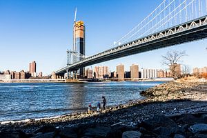 Manhattan-Brücke und -Turm im Bau in New York