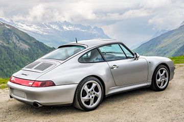 Porsche 911 sportwagen in de Alpen