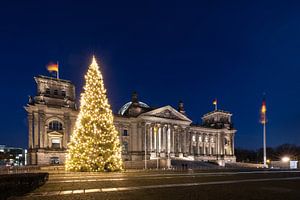 Reichstagsgebäude Berlin mit Weihnachtsbaum