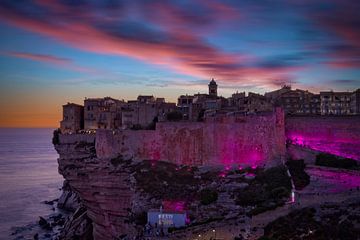 prachtige wolkenlucht boven de verlichte oude stad van Bonifacio op Corsica van gaps photography