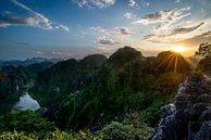 Zonsondergang over Ninh Binh - Vietnam van Ellis Peeters thumbnail