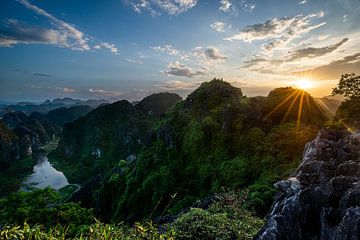 Sonnenuntergang über den Gipfeln von Ninh Binh von Ellis Peeters