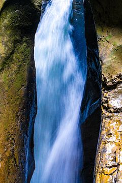 Fließende Kraft: Wasserfall von Daisy Renders