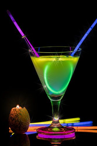 Cocktail met neonlichten en kaarslicht