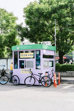 Fliederfarbenes Gebäude in Südkorea Seoul von Kim van der Schans