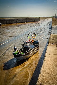 Austernboot in einer trockenen Hafenmündung. von Frans Scherpenisse