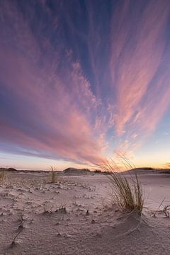 Kleurrijke zonsondergang op het strand van Zeeland van Peter Haastrecht, van