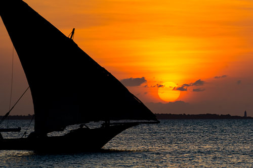 Segelboot bei Sonnenuntergang