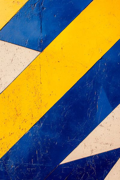 Geometrische Farbsymmetrie in Blau und Gelb von Poster Art Shop
