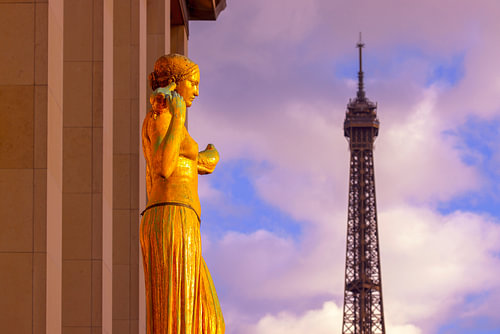 Statue und Eiffelturmspitze Trocadéro Paris