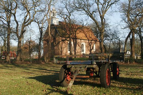 kerk met boeren kar