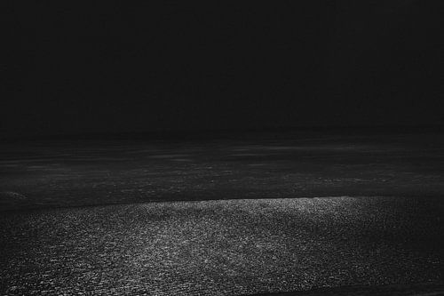 Minimalistisch zeelandschap met reflecties van zonlicht  in IJsland