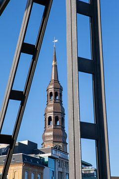 Hambourg - Le clocher de l'église Sainte-Catherine vu de la Speicherstadt sur t.ART