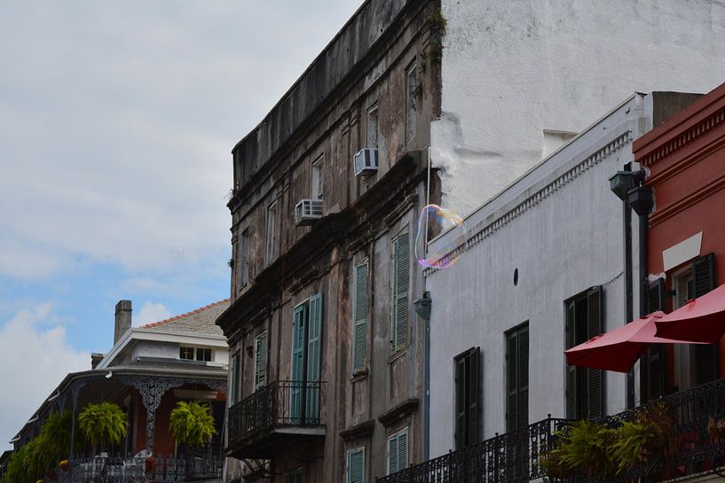 Schwebende Blase in den Straßen von New Orleans von Minimalistic Travel Photography by.Rieneke