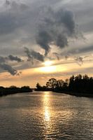 Zonsondergang langs de waterkant