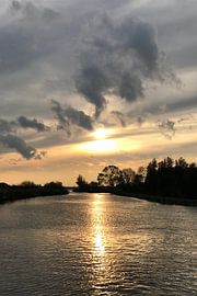 Coucher de soleil au bord de l'eau sur Felicia Lyin