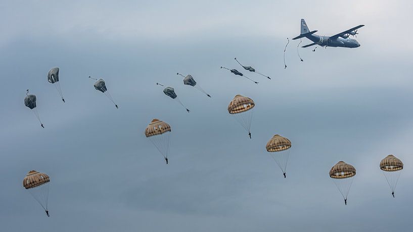 Paratrooper drop Ginkel Heath. by Jaap van den Berg