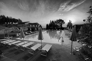 Schwimmbad in Schwarz und Weiß in schönem Licht