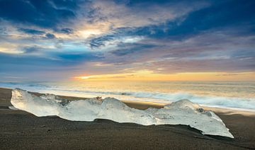 Forme de glace échouée sur la plage de Diamond Beach en Islande sur Sjoerd van der Wal Photographie