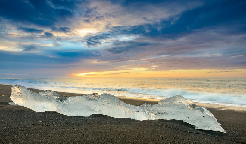 IJsvorm aangespoeld op het Jokulsarlon strand in IJsland van Sjoerd van der Wal Fotografie