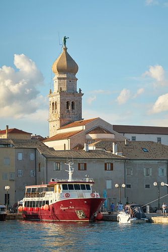 Excursie boot in de haven van Krk