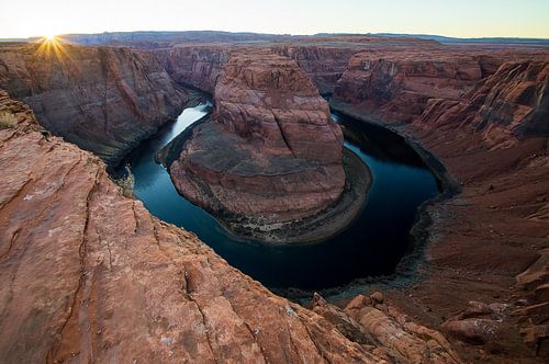 Horizon in Vuur en Goud: Horseshoe Bend bij Avondschemering