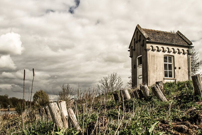 Old lock keeper house in De Heen (Brabant) by Sabina Meerman