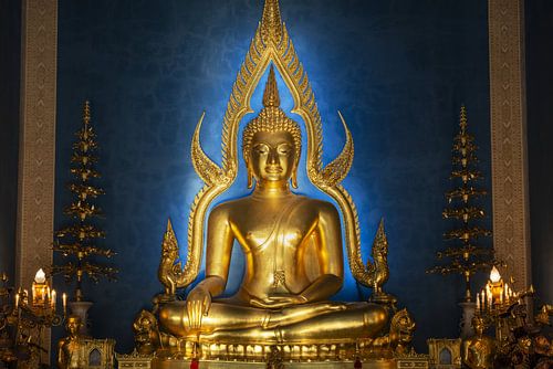 Gouden licht van verlichting - Phra Boeddha Chinnarat in eeuwige pracht