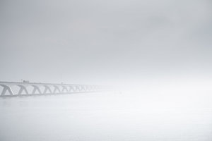 Die Erasmusbrücke im Nebel