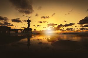 Der Pier von Scheveningen bei Sonnenuntergang von Christopher A. Dominic