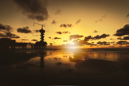 Der Pier von Scheveningen bei Sonnenuntergang von Christopher A. Dominic