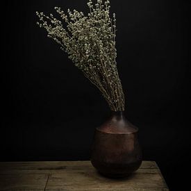 Modernes Stillleben Trockenblumen in einer Vase von Marjolein van Middelkoop