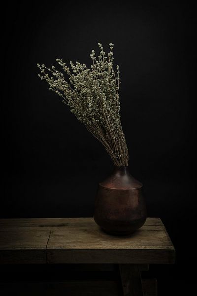 Nature morte moderne - Fleurs sèches dans un vase sur Marjolein van Middelkoop