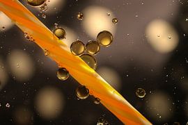 Oliedruppels op water met Rietje. van Ronny Struyf