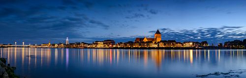 Avond panorama van Kampen aan de rivier de IJssel