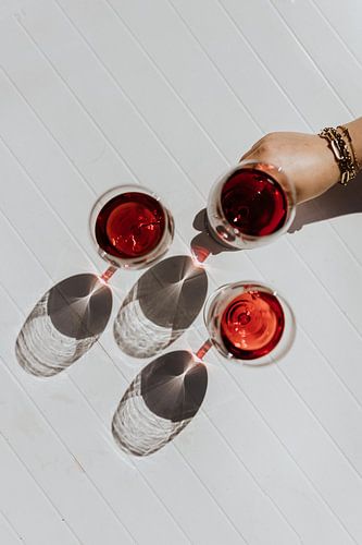 Rotwein auf einem weißen Tisch an einem Sommertag | Poster