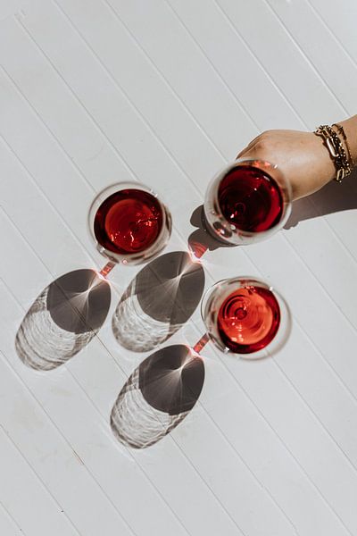 Vin rouge sur une table blanche par une journée d'été | Poster par eighty8things