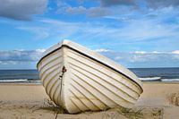 Un bateau à rames sur une plage isolée d'Usedom.
