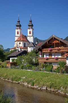 Pfarrkirche Darstellung des Herrn, mit Fluss Prien, Aschau im Chiemgau, Oberbayern, Bayern, Deutschl