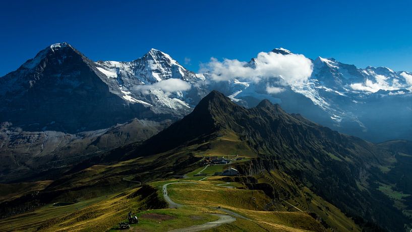 Kijkend van Männlichen top in Zwitserland. van Gideon Onwezen